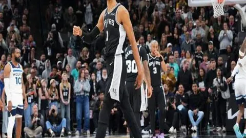 “短道速滑世锦赛男子5000米接力，中国队惊险闯入决赛”